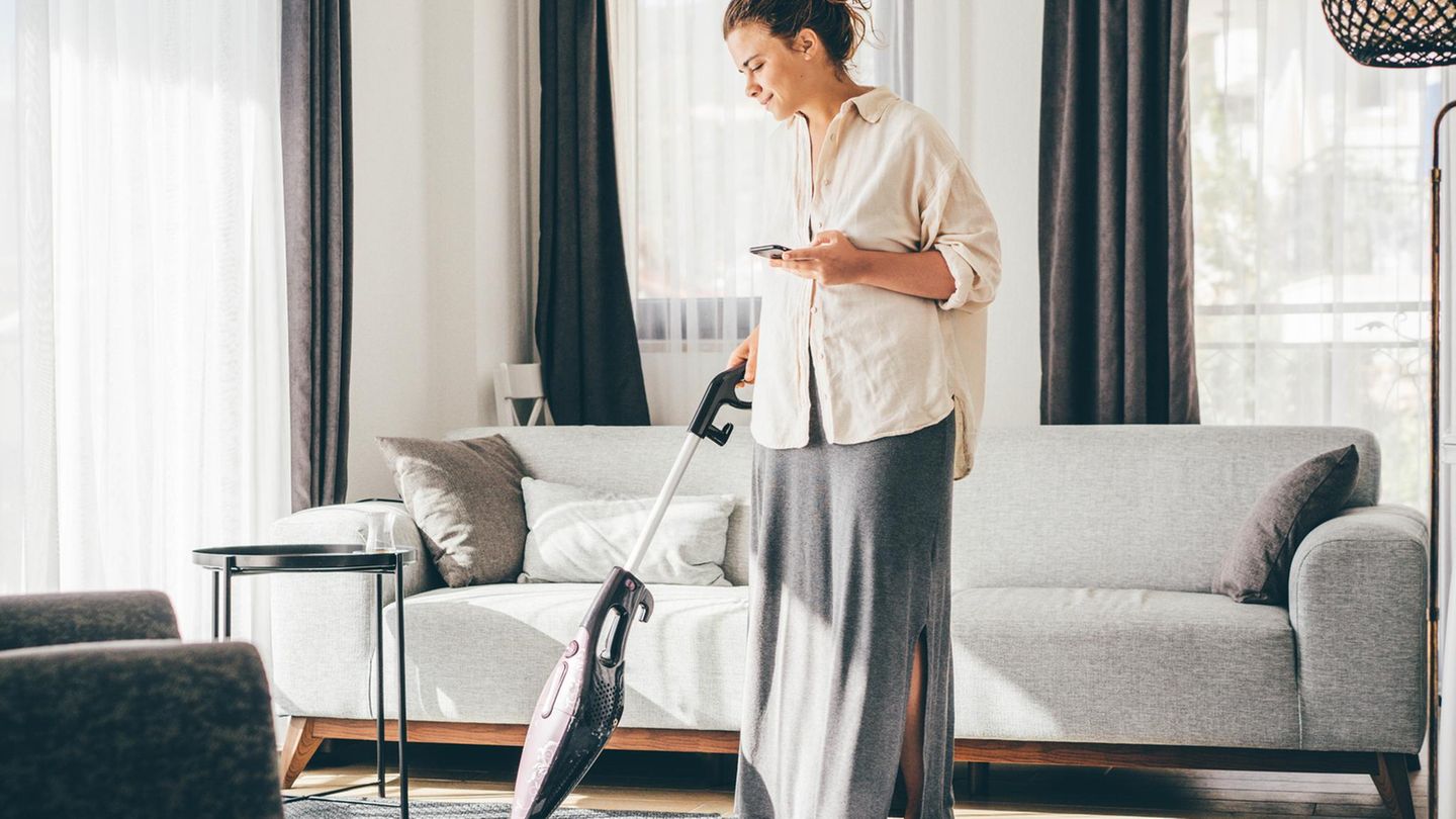 Frau saugt den Boden.