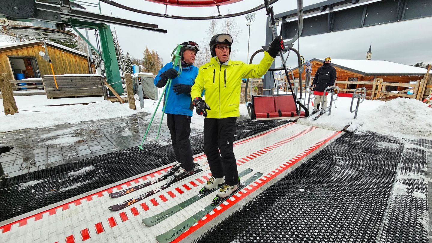 Die ersten Skifahrer sind auf den Liften unterwegs. Foto: Mike Müller/dpa