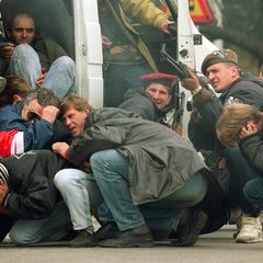 Bosnienkrieg: Menschen ducken sich vor Snipern