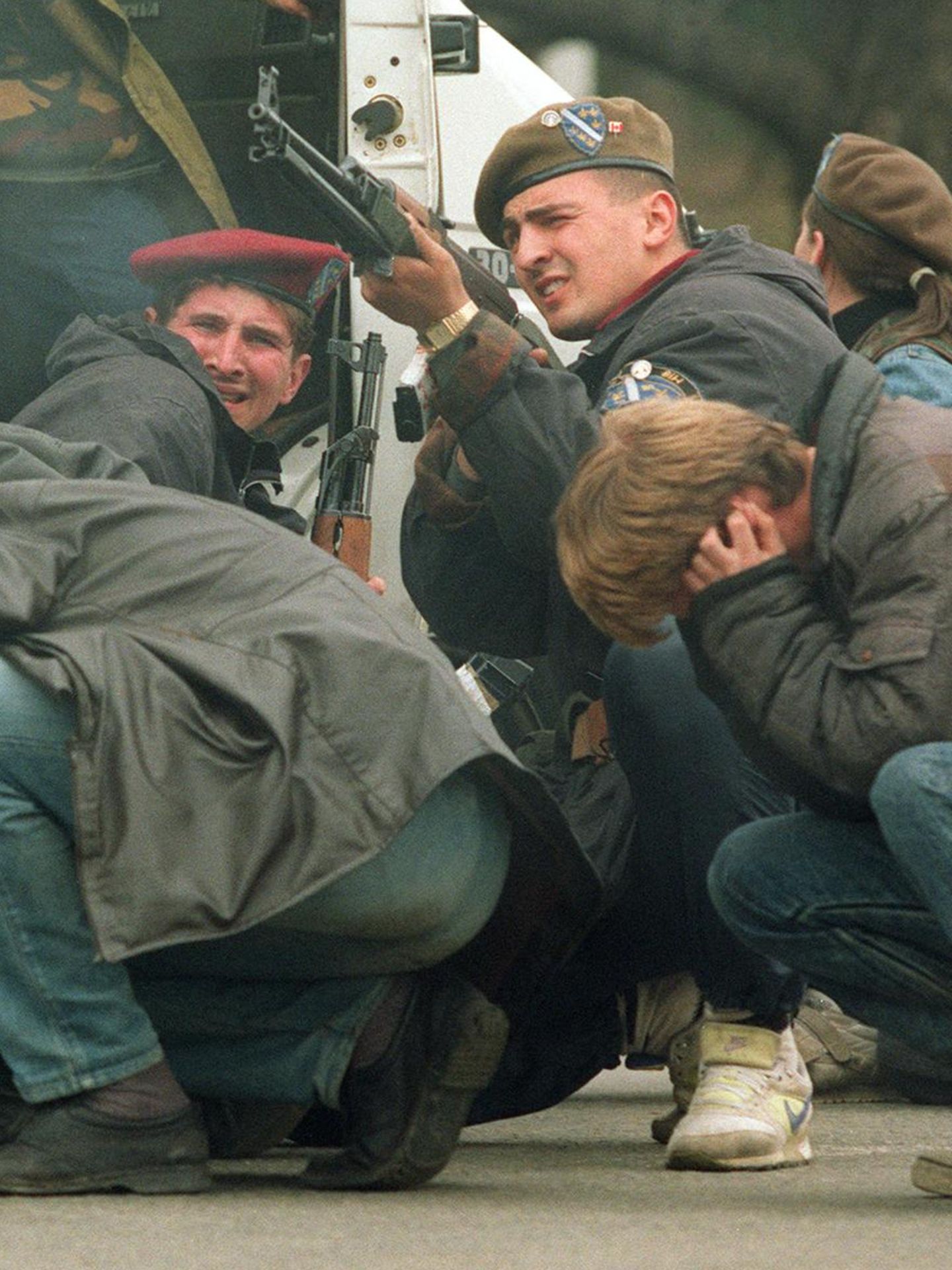 Bosnienkrieg: Menschen ducken sich vor Snipern