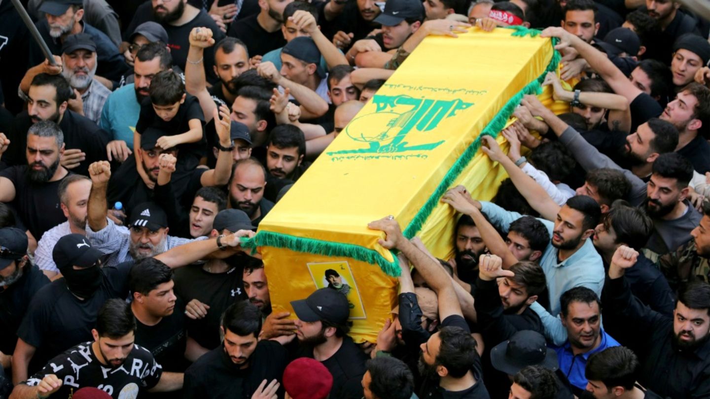 Hisbollah-Anhänger tragen Tabatabais Sarg durch Beirut