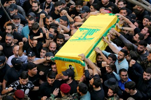 Hisbollah-Anhänger tragen Tabatabais Sarg durch Beirut