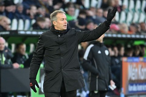 Trainer Kasper Hjulmand und seine Mannschaft reisten mit Verspätung nach Manchester. Foto: Swen Pförtner/dpa