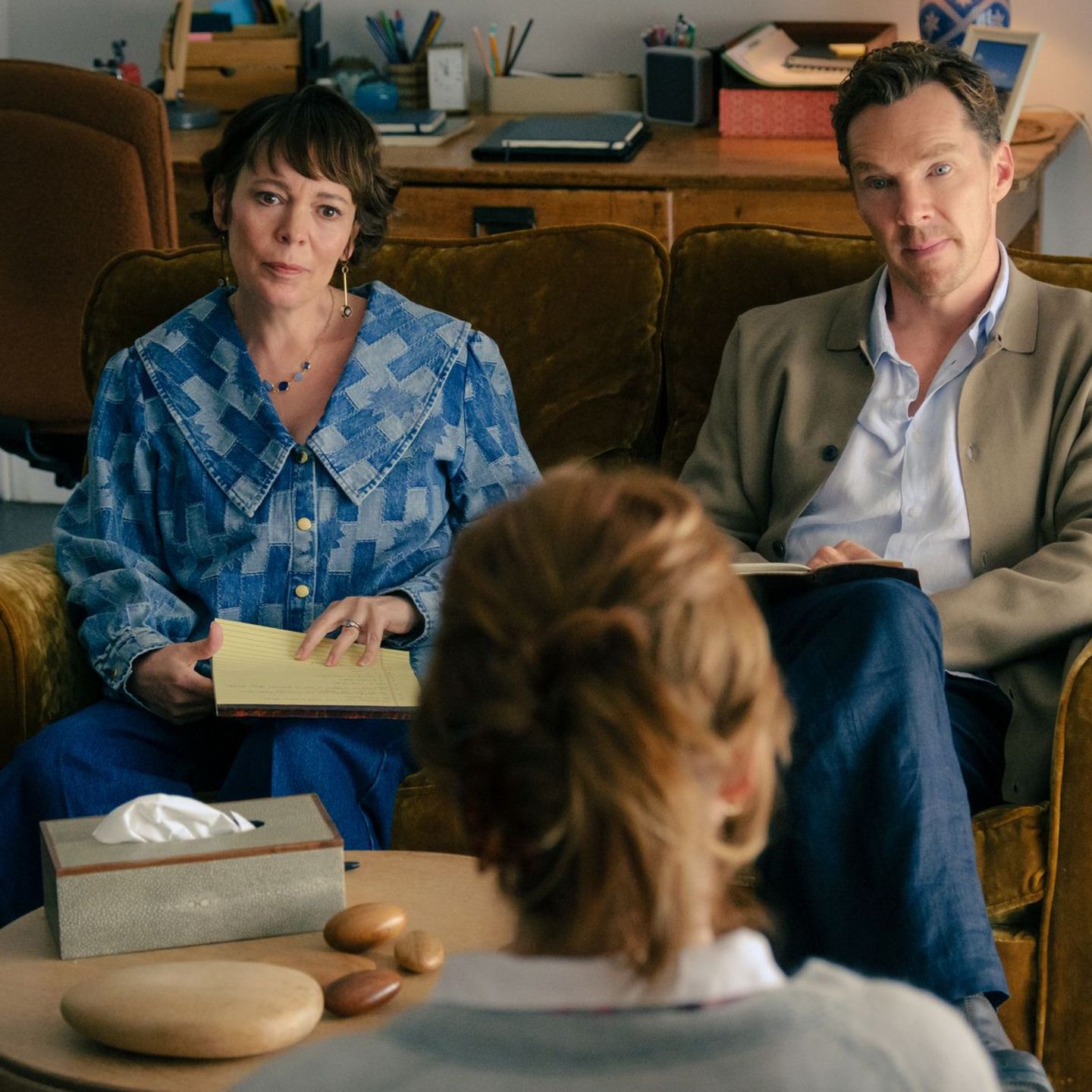 Noch sitzen Ivy (Olivia Colman, links) und Theo (Benedict Cumberbatch) ruhig nebeneinander.