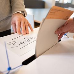 Für die Wahl werden auch 40.000 Wahlhelfer gesucht. (Archivbild) Foto: Sebastian Gollnow/dpa