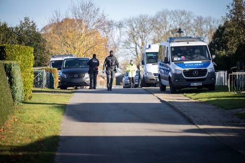 Polizeibeamte durchsuchten im Fall Fabian unter anderem ein Wohnhaus in Reimershagen bei Güstrow