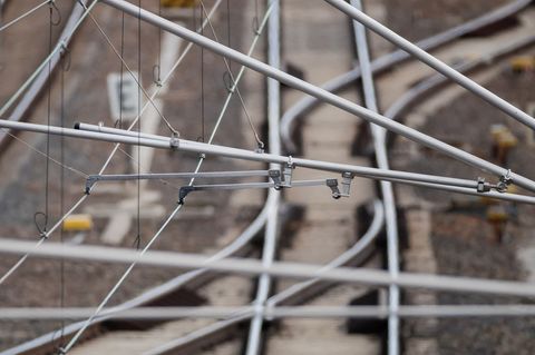 Techniker versuchen die beschädigte Leitung zu reparieren. (Symbolbild) Foto: Christoph Soeder/dpa