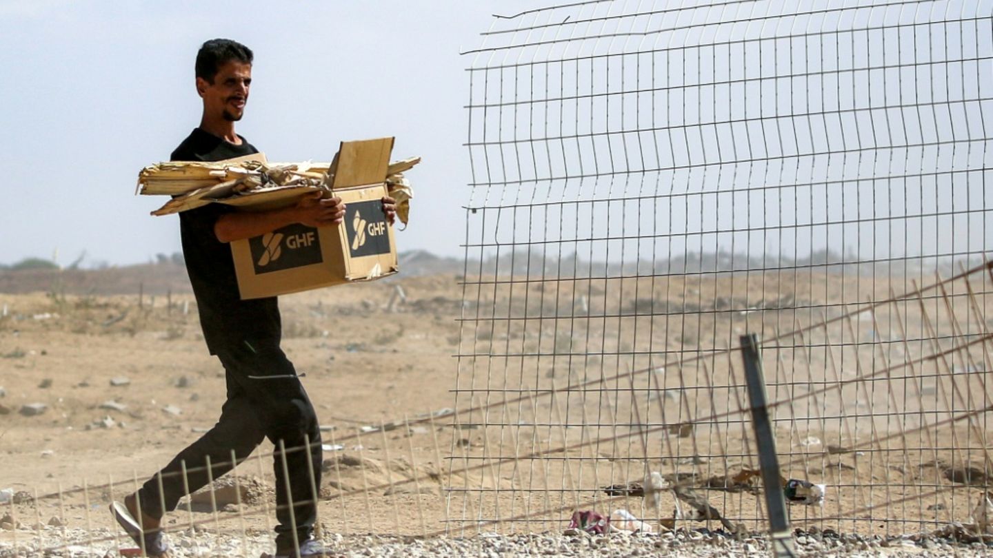 Mann mit GHF-Hilfspaket im Gazastreifen