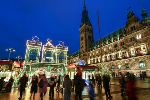 Besucher laufen zum Weihnachtsmarkt in der Innenstadt. Foto: Christian Charisius/dpa