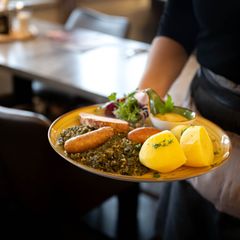 Die Bundesregierung plant, die Mehrwertsteuer in der Gastronomie von Januar an zu senken. (Archivbild) Foto: Sina Schuldt/dpa