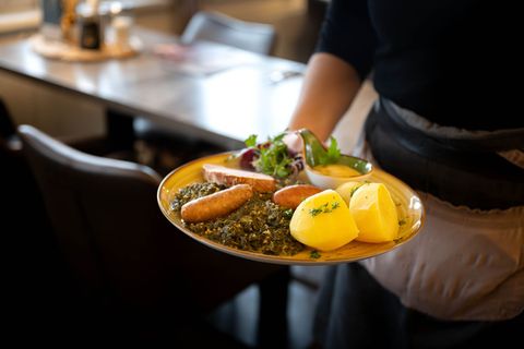 Die Bundesregierung plant, die Mehrwertsteuer in der Gastronomie von Januar an zu senken. (Archivbild) Foto: Sina Schuldt/dpa