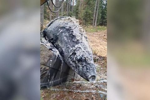 Ein ausgegrabener Sprengkörper.