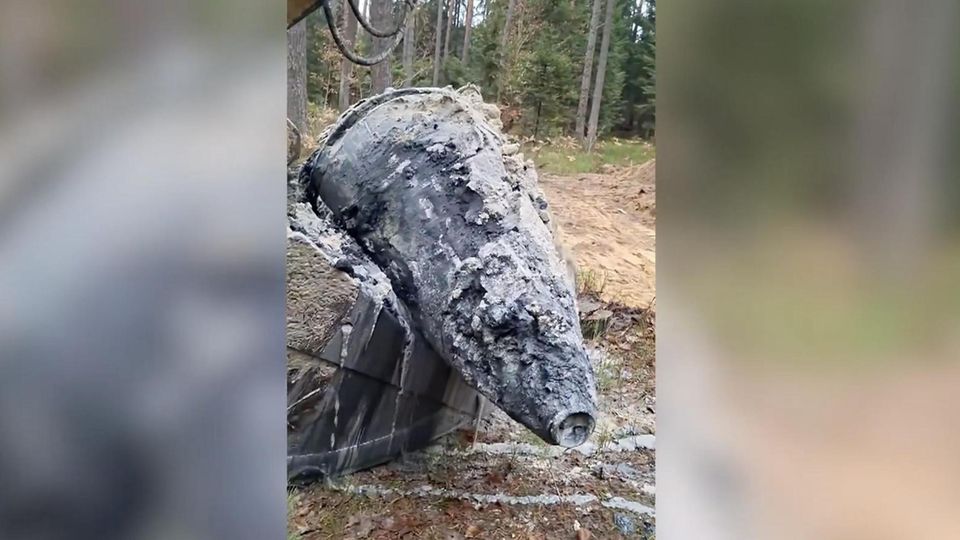 Ein ausgegrabener Sprengkörper.