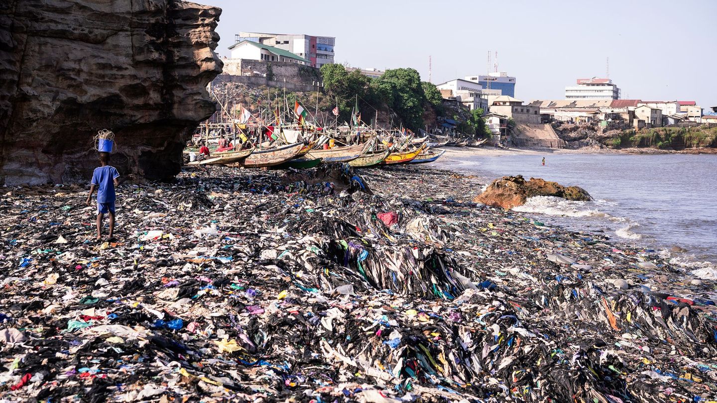 Kritik an Fast Fashion: Umweltschützer verschenken Kleidung von der Müllhalde