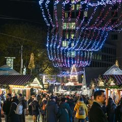 Der Weihnachtsmarkt am Breitscheidplatz zieht viele Touristen an. Foto: Jens Kalaene/dpa