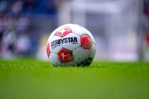 Ein Zuschauer der Partie bei Fortuna Düsseldorf ist gestorben. (Archivfoto) Foto: David Inderlied/dpa