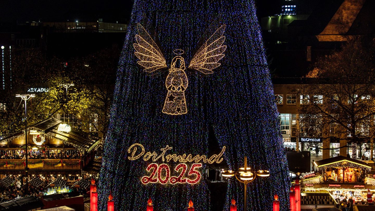 Alle Jahre wieder: XXL-Weihnachtsbaum in Dortmund leuchtet