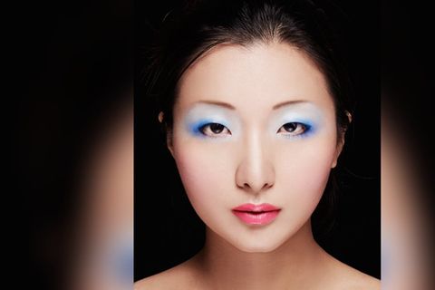 Das Augen-Make-up sticht bei diesem Look besonders hervor.