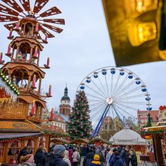 Der Cottbuser Weihnachtsmarkt ist für seine vielen leuchtenden Sterne bekannt. Foto: Patrick Pleul/dpa