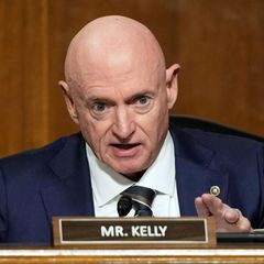 Senator Mark Kelly betonte in einem Video, dass die US-Truppen keine illegalen Befehle befolgen müssen