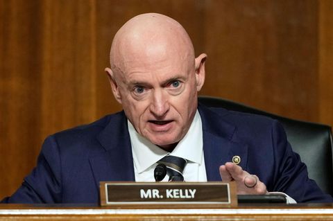 Senator Mark Kelly betonte in einem Video, dass die US-Truppen keine illegalen Befehle befolgen müssen