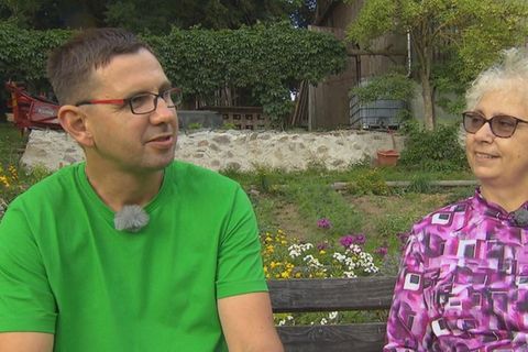 Bauer Thomas fragt seine Mutter um Rat.