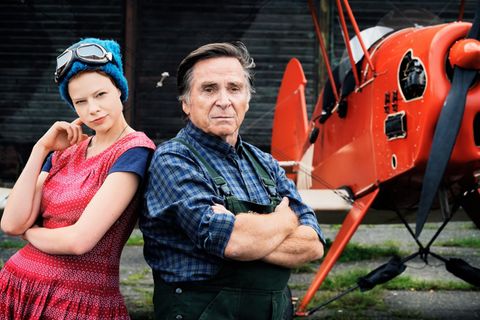 Schorsch (Elmar Wepper) wird langsam grün mit seiner neuen Reisebegleiterin Philomena (Emma Bading).