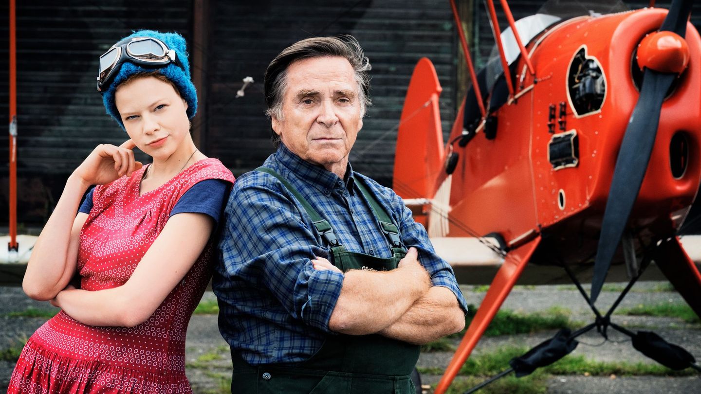 Schorsch (Elmar Wepper) wird langsam grün mit seiner neuen Reisebegleiterin Philomena (Emma Bading).