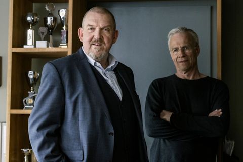 Freddy Schenk (Dietmar Bär, links) und Max Ballauf (Klaus J. Behrendt) haben es mit einem vertrackten Fall zu tun. Ihre Verdächtigen sagen offenbar öfter mal nicht die Wahrheit? Können Freddy und Max ihr Gäste auf dem Revier knacken?