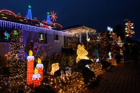 Das Weihnachtshaus in Ahnatal erstrahlt im festlichen Glanz. Foto: Swen Pförtner/dpa
