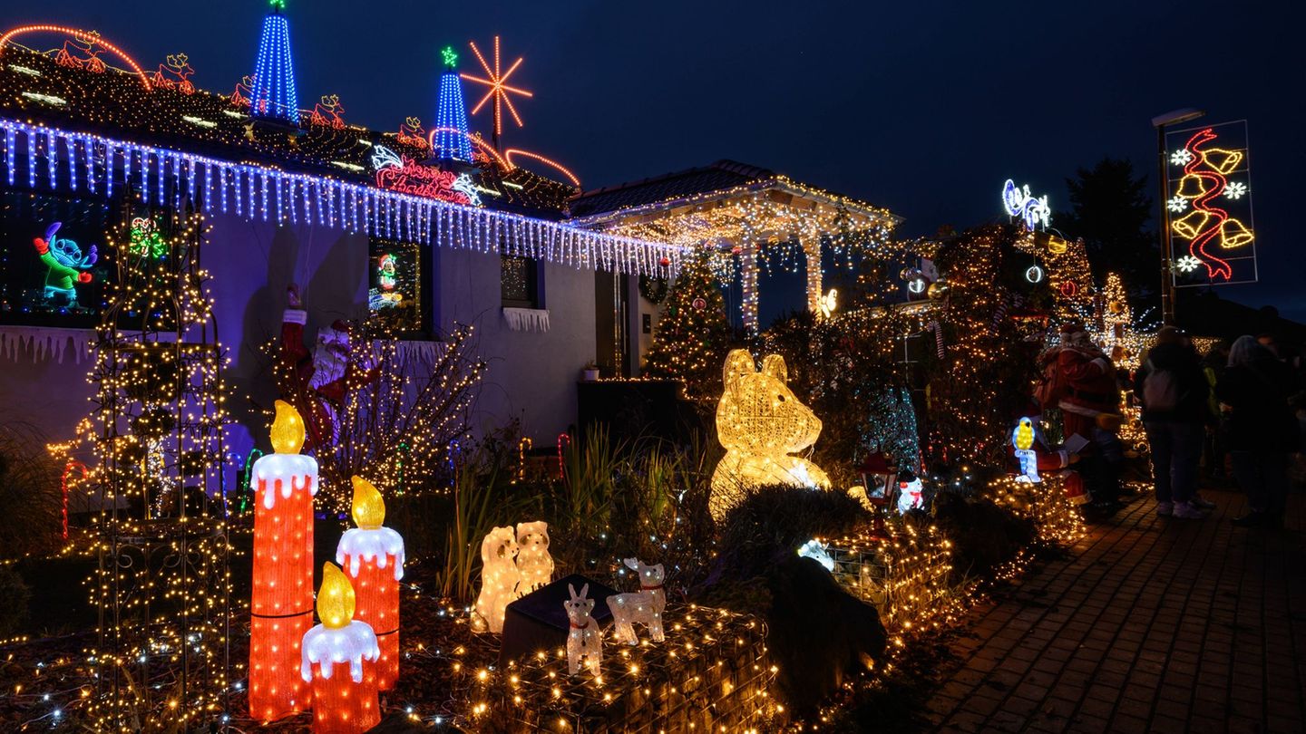 Das Weihnachtshaus in Ahnatal erstrahlt im festlichen Glanz. Foto: Swen Pförtner/dpa