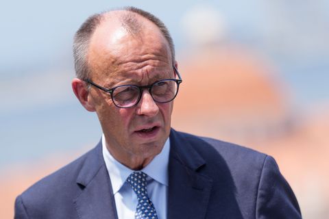 Nach seiner Teilnahme an einem Regierungstreffen in Angola wird Kanzler Friedrich Merz zu einem Antrittsbesuch in Hamburg erwart