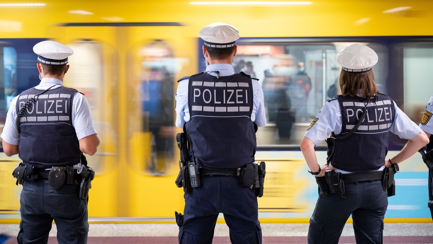Immer wieder führt die Polizei Schwerpunktkontrollen durch im Nahverkehr. Foto: Sebastian Gollnow/dpa