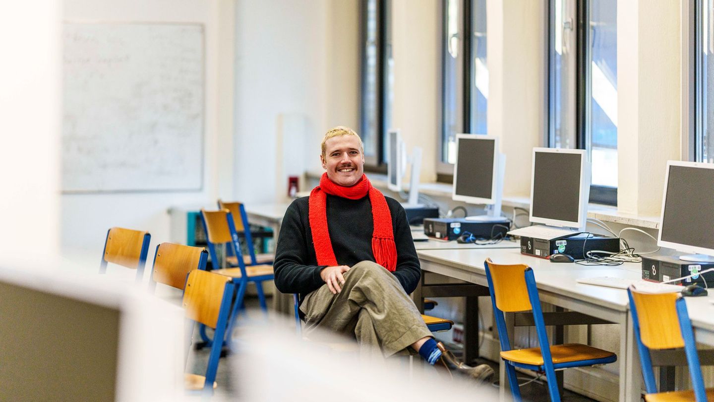 Steckelbroeck unterrichtet Informatik und Ethik. Foto: Andreas Arnold/dpa