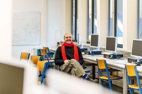 Steckelbroeck unterrichtet Informatik und Ethik. Foto: Andreas Arnold/dpa