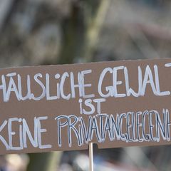 Rund 80 Prozent der betroffenen Menschen, die Gewalt in der Partnerschaft erleben, sind Frauen (Archivbild). Foto: Hannes P. Alb