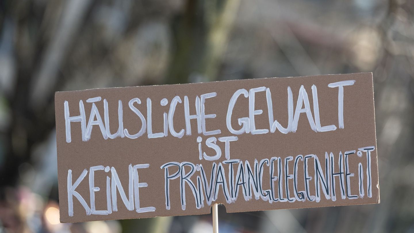 Rund 80 Prozent der betroffenen Menschen, die Gewalt in der Partnerschaft erleben, sind Frauen (Archivbild). Foto: Hannes P. Alb