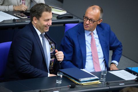 Am Dienstag Klingbeil, am Mittwoch Merz: Vizekanzler und Kanzler reden in der Haushaltswoche im Bundestag. Foto: Bernd von Jutrc