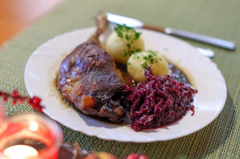 Viele Menschen in Sachsen-Anhalt essen während der Weihnachtsfeiertage außer Haus. (Symbolbild) Foto: Jan Woitas/dpa-Zentralbild