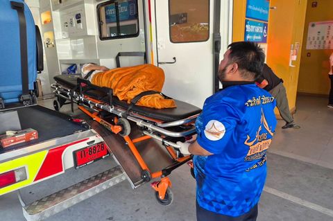 Ein Sanitäter transportiert die totgeglaubte Thailänderin in ein Krankenhaus