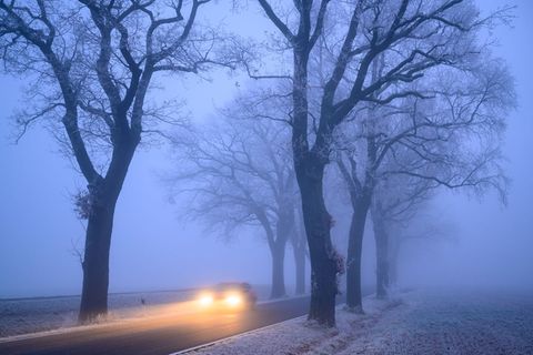 Autofahrer sollten auf den Straßen wegen Glätte besonders vorsichtig fahren. (Symbolbild) Foto: Patrick Pleul/dpa