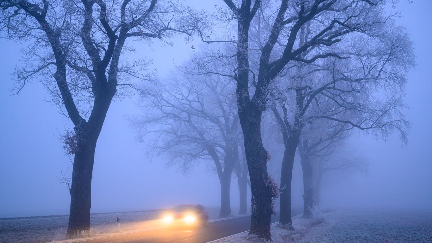 Autofahrer sollten auf den Straßen wegen Glätte besonders vorsichtig fahren. (Symbolbild) Foto: Patrick Pleul/dpa