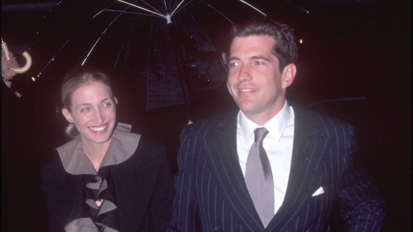 John F. Kennedy Jr. und seine Frau Carolyn starben 1999 bei einem Flugzeugabsturz.
