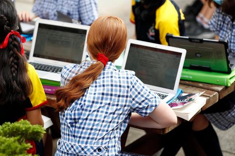 Eine Schülerin sitzt vor einem Laptop in einer Schule in Australien