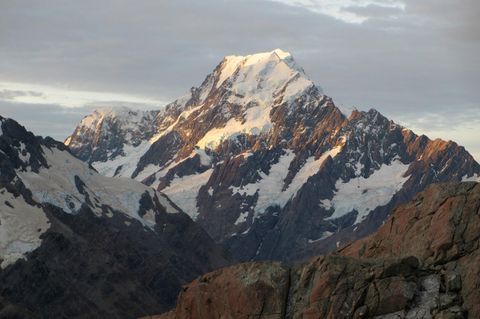Der Gipfel des Mount Cook in Neuseeland wurde erstmals 1894 bezwungen