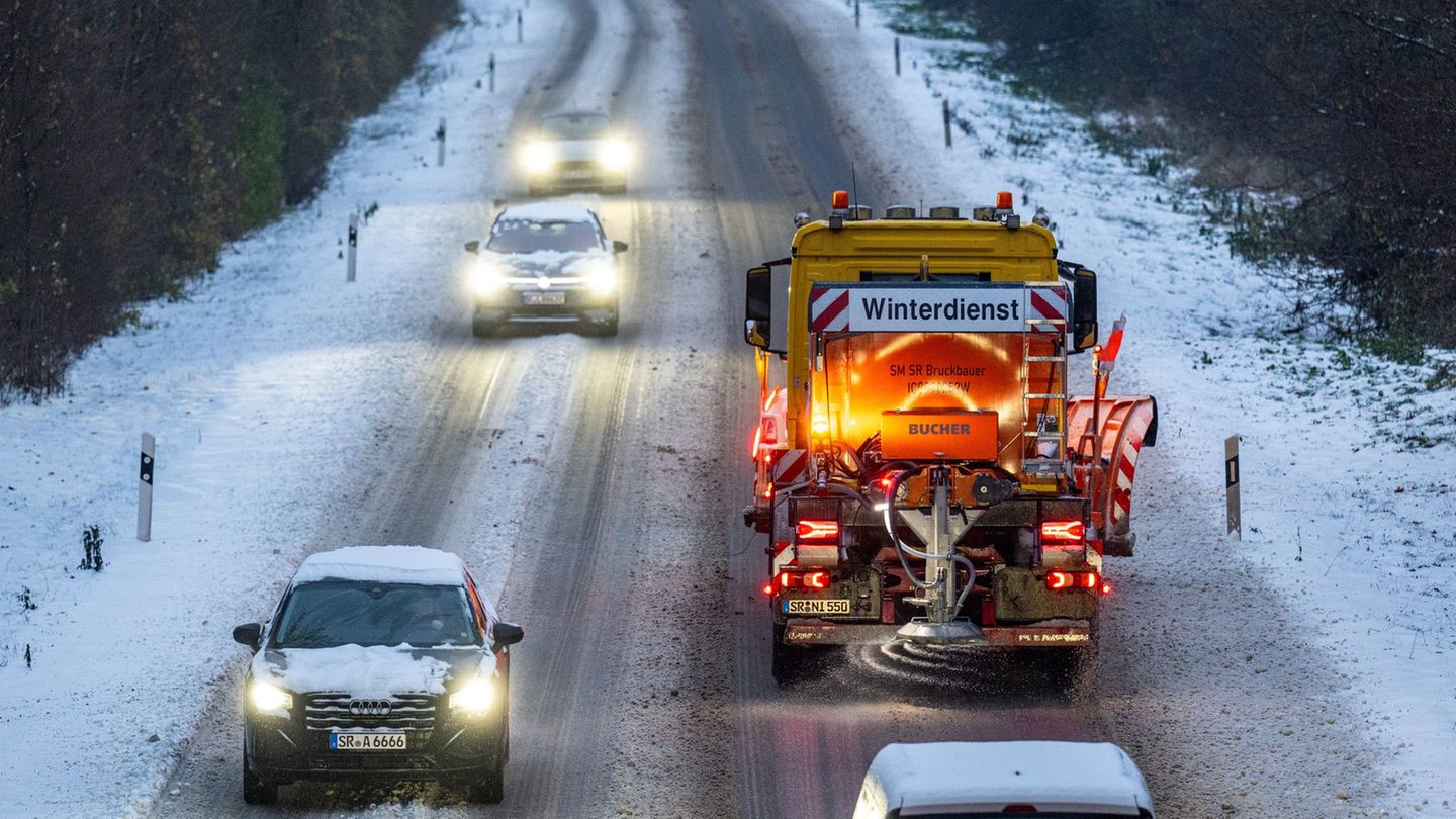 Leichter Schneefall und glatte Straßen prägen das Winterwetter in Bayern. (Symbolbild) Foto: Armin Weigel/dpa