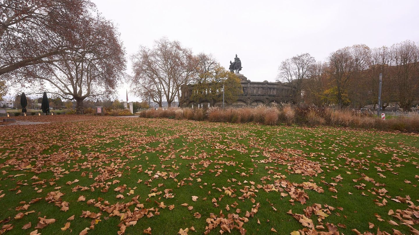 In den nächsten Tagen bleibt der Himmel grau und bedeckt (Symbolbild). Foto: Thomas Frey/dpa