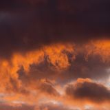 Köln, Deutschland. Morgenröte, Abendrot oder ist da gar ein Gewitter im Anmarsch? Man weiß es nicht genau. So oder so ist das Bild der Sonnenstrahlen, die die Wolkenschleier in Flammen tauchen, ein Spektakel – eben ein Wunder der Natur