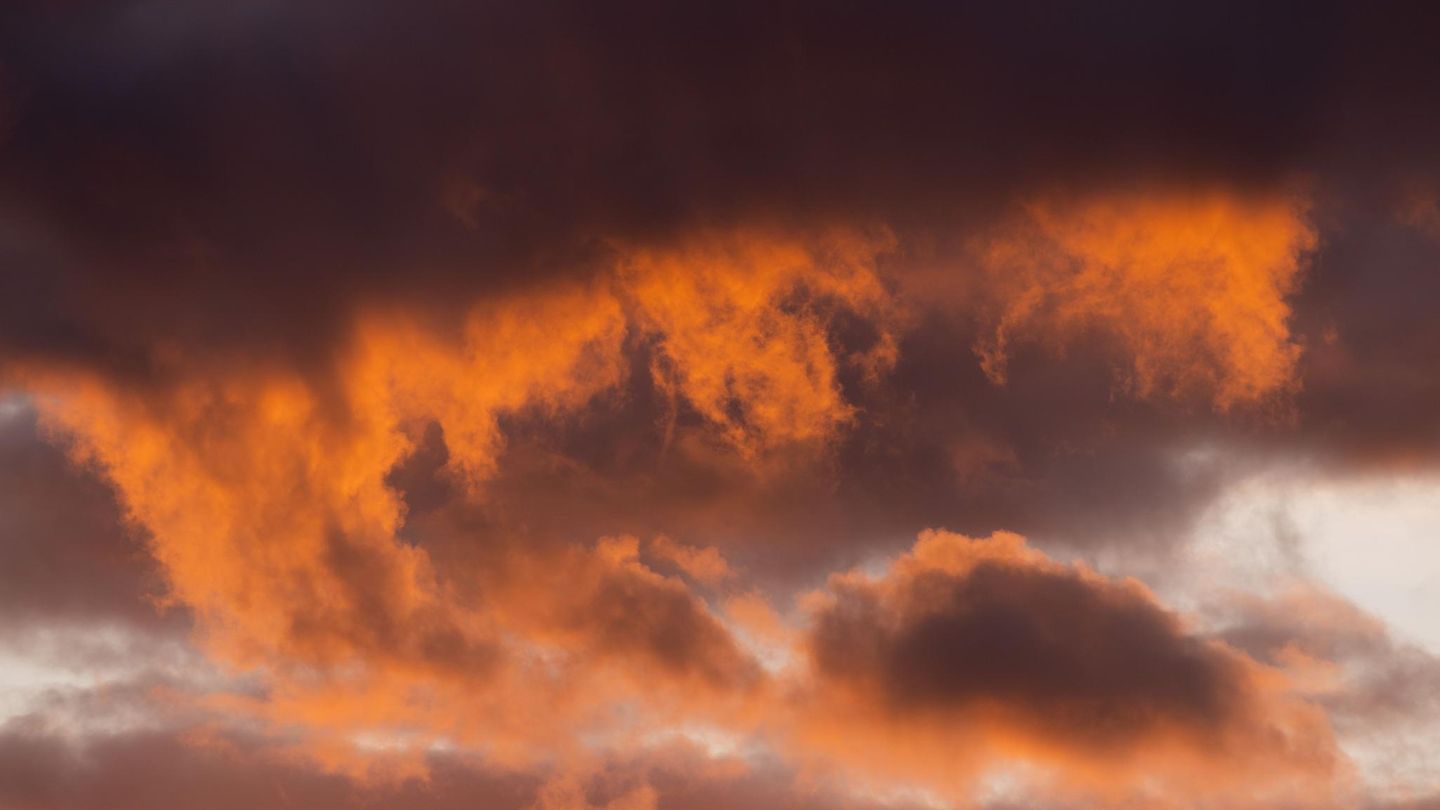 Köln, Deutschland. Morgenröte, Abendrot oder ist da gar ein Gewitter im Anmarsch? Man weiß es nicht genau. So oder so ist das Bild der Sonnenstrahlen, die die Wolkenschleier in Flammen tauchen, ein Spektakel – eben ein Wunder der Natur