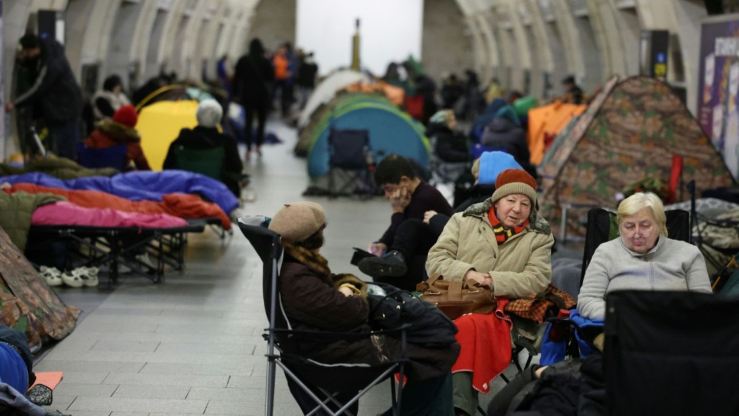 Menschen suchen während russischem Angriff in Kiew Schutz in U-Bahn-Haltestelle